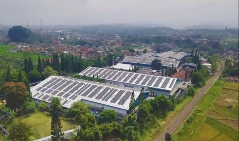 Danone Indonesia menorehkan prestasi dengan meraih penghargaan terbanyak pada ajang penghargaan Industri Hijau 2022 yang berlangsung di Jakarta, Jumat (25/11/2022) lalu.  Tampak Fasilitas solar panel di atap pabrik Aqua Mekarsari Sukabumi yang dimanfaatkan untuk operasional produksi setiap hari 