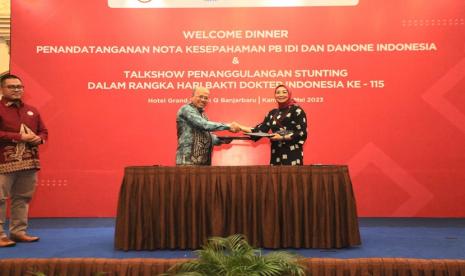  Danone SN Indonesia dan PB IDI melakukan penandatanganan Memorandum of Understanding (MoU) kerjasama untuk penanganan stunting, yang diwakili Ketua Umum PB IDI Dr. dr. Moh Adib Khumaidi, Sp. OT dan VP General Secretary Danone Indonesia Vera Galuh