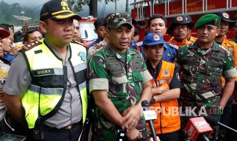 Danrem 061 Bogor, Muhamad Hasan, memberikan keterangan media di lokasi longsor Riung Gunung, Puncak, Bogor, Rabu (7/2). Ia menyatakan, proses pencarian korban dihentikan per hari ini.