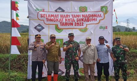 Danrem 061 Suryakancana Brigjen TNI Rudy Saladin dan Wali Kota Sukabumi Achmad Fahmi serta forkopimda mengikuti panen bersama dalam rangka hari tani nasional 2022 di Kampung Parigi, Kelurahan Situmekar, Kecamatan Lembursitu, Kota Sukabumi, Sabtu (24/9/2022).