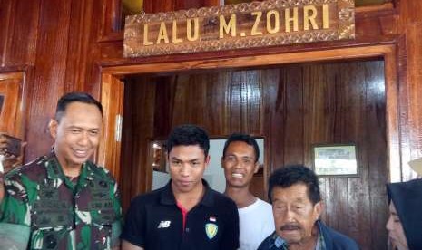 Danrem 162/WB Kolonel Czi Ahmad Rizal Ramdhani sambut kedatangan Lalu Muhammad Zohri di Dusun Karang Pangsor, Kecamatan Pemenang, Lombok Utara, NTB, Jumat (31/8).