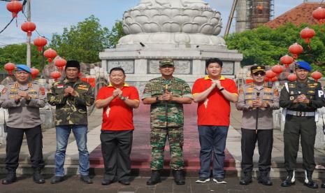 Danrem 163/Wira Satya Brigjen TNI Choirul Anam, S.E., M.M., melaksanakan patroli bersama meninjau pelaksanaan pengamanan dan melihat perkembangan situasi di lapangan secara langsung saat perayaan Tahun Baru Imlek 2023 di Bali, Ahad (22/1/2023).