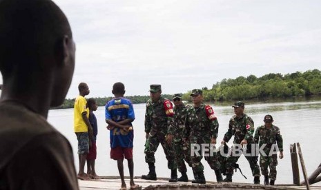 Dansatgas penanggulangan KLB Campak dan Gizi buruk di Asmat yang juga sebagai Danrem 174/ATW Merauke Brigjen TNI Asep Setia Gunawan (kelima kiri) berjalan menuju Puskesmas Ayam di kampung Bayiwpinam, Distrik Akat, Kabupaten Asmat, Papua, Jumat (26/1). 