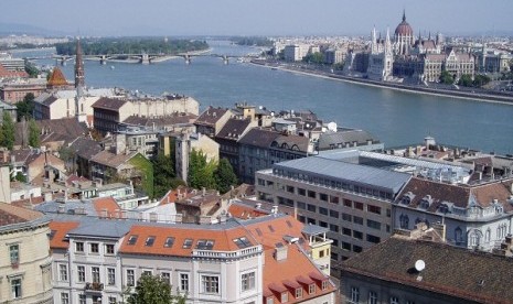 Danube River that splits Buda and Pest, which together are Budapest, is seen from above. During his visit to Hungary, Indonesian President Susilo Bambang Yudhoyono (SBY) secures he deal with Hungarian President Janos Ader to boost bilaeral trade and cooper