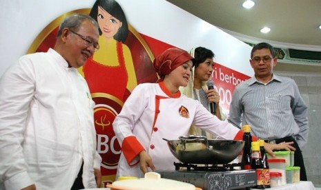 Dapur Peduli Ramadhan. (dari kiri ke kanan) Presiden Direktur Dompet Dhuafa Ismail Agus Said, Chef Yeni Ismayani, Nola Be3 dan HR Direktur Heinz ABC Hari Widyo melakukan demo memasak terkait pemberian 100.000 dhuafa dalam acara ABC dapur peduli di Masjid A