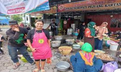 Dapur umum di Kantor Desa Gonilan, Kecamatan Kartasura, Sukoharjo, Solo, Jawa Tengah menyediakan makanan gratis untuk penggembira Muktamar Muhammadiyah ke-48 dan warga. Muktamar Muhammadiyah dan Aisyiyah berlangsung pada 18-20 November 2022. Dapur Umum Layani Penggembira Muktamar Muhammadiyah dan Warga