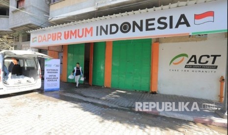 Dapur Umum Indonesia. GHR - ACT berikan bantuan dapur umum Indonesia bagi anak-anak Gaza. Tim Aksi Cepat Tanggap (ACT) Palestina melakukan pengepakan bantuan pangan. Total 150 ton bahan makanan itu akan dibagikan kepada keluarga-keluarga di Gaza