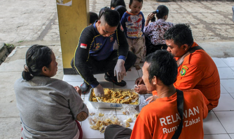 Dapur Umum. Relawan Rumah Zakat membantu warga di pengungsian Baleendah.