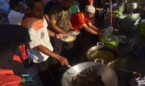 Dapur umum Wahdah Islamiyah yang melayani korban gempa tsunami di Palu, Sulawesi Tengah. 