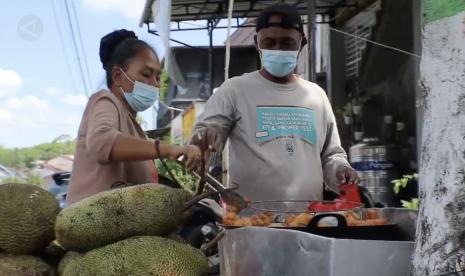 Dari berjualan cempedak goreng, Farida bisa merengguk omzet hingga puluhan juta rupiah perbulannya.