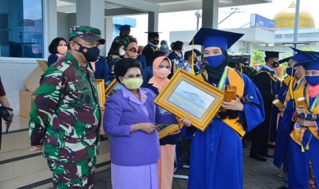 Dari hasil pengumuman Seleksi Bersama Masuk Perguruan Tinggi Negeri (SBMPTN) 2021, Senin, (14/6/2021), terdapat 116 alumni SMA Pradita Dirgantara yang diterima di berbagai perguruan tinggi negeri di Indonesia, atau 82,26 persen dari 141 alumni yang mengikuti tes melalui jalur SBMPTN.