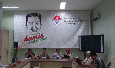 Dari kanan: Deputi I Bidang Pemberdayaan Pemuda Kemenpora, Yuni Poerwanti, Akbar Satrio dari Al Azhar Youth Leader Institut (AYLI) , Suparjo dari Himpunan Mahasiswa Budha Indonesia (Hikmabudhi) dan Eko Supriyanto (moderator) pada Diskusi Kamisan Kemenpora 