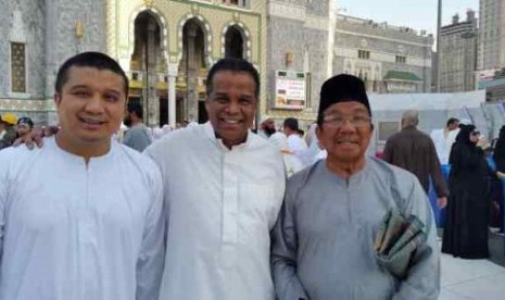 dari kanan ke kiri, aksa mahmud, fuad hasan masyhur dan erwin aksa usai berdoa di depan ka'bah