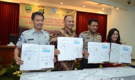 Dari kanan ke kiri, Direktur Komersial Bank Bjb Suartini, Dirlantas Polda Metro Jaya Risyapudin Nursin, Kepala Dinas Pendapatan Provinsi Jabar Dadang Suharto, dan Kepala Cabang PT Jasa Raharja (Persero) Jabar Deliya Indra menandatangani perjanjian kerja sa