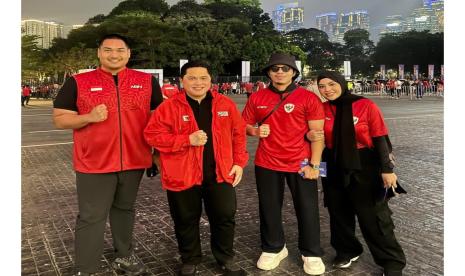 Dari kanan kek kiri: Aurel Hermansyah, Atta Halilintar, Erick Thohir, dan Dito Ariotedjo. Banyak selebritas mengunggah foto saat mendukung langsung Timnas Indonesia saat melawan Australia di GBK pada Selasa (10/9/2024).