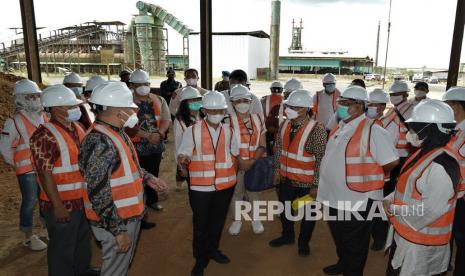 (dari kanan) Pejabat Bupati Konawe Selatan Andi Tenri Rawe Silondae, Gubernur Sulawesi Tenggara Ali Mazi, Direktur Utama PT Bintang Smelter Indonesia Sudarno dan Kepala Badan Koordinasi Penanaman Modal (BKPM) Bahlil Lahadalia meningjau lokasi pabrik smelter di Kecamatan Tinanggea, Konawe Selatan, Sulawesi Tenggara, Rabu (31/3/2021). Kepala BKPM Bahlil Lahadalia berharap smelter milik PT Bintang Smelter Indonesia (grup PT IFISHDECO) yang berdiri di atas lahan 70 hektare dengan kapasitas produksi hasil akhir Nikel Pig Iron (NPI) sebesar satu juta ton per tahun tersebut bisa membantu perekonomian daerah. 