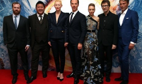 Dari kanan, produser Stephen Broussard, para pemain Benedict Wong, Tilda Swinton, Benedict Cumberbatch dan Rachel McAdams, sutradara Scott Derrickson dan aktor Mads Mikkelsen berpose di peluncuran film Doctor Strange di London beberapa waktu lalu. Scott Derrickson mengumumkan pengunduran dirinya sebagai sutradara sekuel Doctor Strange in the Multiverse of Madness.