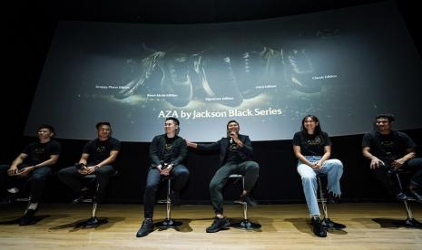 Dari kiri, Abraham Damar Grahita, Ernando Ari, Jackson Suwargo, Azrul Ananda, Yolla Yuliana, Lalu M. Zohri pada acara launching sepatu AZA by Jackson Black Series di CGV FX Sudirman, Jakarta, Selasa, 27 Juni 2023.