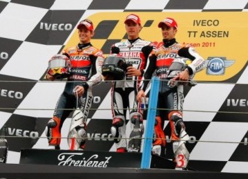 Dari kiri Casey Stoner (Repsol Honda Team), Ben Spies (Yamaha Factory Racing) dan Andrea Dovizioso (Repsol Honda Team) Sirkuit Assen - Belanda (Photo : www.motogp.com)