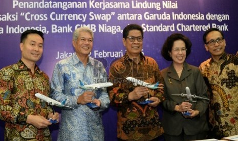 Dari kiri) CEO Standard Chartered Indonesia Shee Tse Koon, Presdir CIMB Niaga Arwin Rasyid, Dirut BNI Gatot Suwondo,Direktur Eksekutif Bank Indonesia Treesna W. Suparyono dan Dirut Garuda Indonesia Arif Wibowo berfoto bersama seusai penandatanganan kerjasa