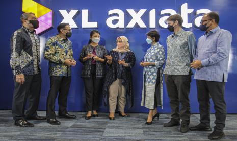 (dari kiri) Direktur dan Chief Commercial Offcer-Home Enterprise XL Axiata Abhijit Navalekar, Direktur dan Chief Finance Officer XL Axiata Budi Pramantika, Komisaris Independen XL Axiata Yasmin Stamboel Wirjawan, Presiden Direktur dan CEO XL Axiata Dian Siswarini, Direktur dan Chief Strategic Transformation Officer XL Axiata Yessie D. Yosetya, Direktur dan Chief Commercial Officer-Consumer XL Axiata David Arcelus Oses dan Direktur dan Chief Technology Officer XL Axiata I Gede Darmayusa berbincang sebelum mengikuti Rapat Umum Pemegang Saham Tahunan XL Axiata di Jakarta, Jumat (22/4/2022).