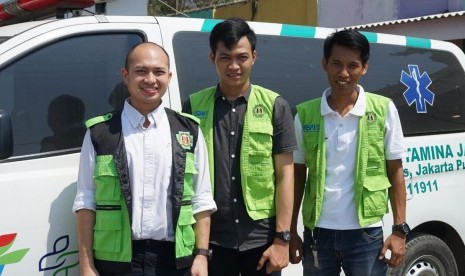  Dari kiri:  dr Akhmad Rendy Firmansyah (dokter), Sakti (perawat) dan Oki (driver ambulance). Tim medis ini berada di posko kesehatan Balai Desa Cemarajaya setiap hari mulai pukul 09.00-16.00 WIB.