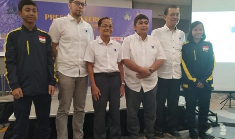 Dari kiri: Fikri Faqih Fadillah (atlet putra), Muchlis Marliono (ketua panpel), Chan Foong Keong (ATTU Council Member),  Bagiya Rakhmadi (PTMSI Yogyakarta), Oegroseno (Ketua umum PP.PTMSI) dan Novida Widarahman (atlet putri) berpose bersama usai jumpa pers SSP 24th ITTF Asian Table Tennis Championship 2019, Senin (2/9) di Jakarta. 