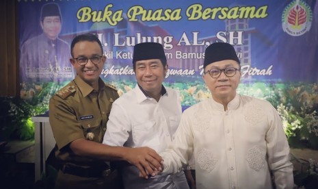 Dari kiri: Gubernur DKI Jakarta Anies Baswedan, Ketua Umum PAN Zulkifli Hasan dan politisi Haji Lulung. Anies dan Zulkifli menghadiri acara buka puasa bersama di kediaman Haji Lulung di Tanah Abang, Jakpus, Ahad (10/6).