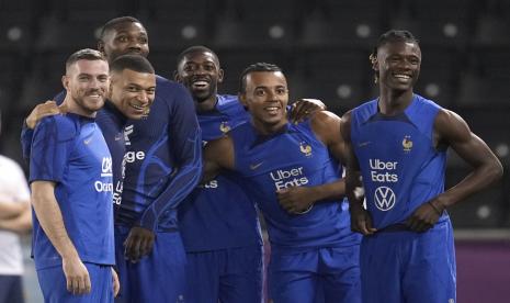 Dari kiri, Jordan Veretout, Kylian Mbappe, Marcus Thuram, Ousmane Dembele, Jules Kounde, dan Eduardo Camavinga dari Prancis tersenyum saat sesi latihan di stadion Jassim Bin Hamad di Doha, Qatar, Jumat, 16 Desember 2022. Prancis akan melawan Argentina saat pertandingan sepak bola final Piala Dunia pada 18 Desember. 