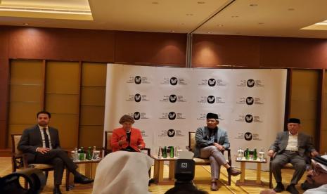 Dari kiri k kanan: Judge Muhammad b. Abdul Salam (Sekjen Muslim Elders Council/ Sekjen ZAHF); Irina Bokova (Dirjen UNESCO); Ulil Absar Abdalla (NU); dan Syafiq Mughni (PP. Muhamadiah)