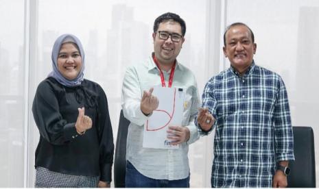 Dari kiri-kanan) Direktur Business and Marketing Finnet, Irena Aldanituti, CEO & Founder Privy, Marshall Pribadi dan Direktur Utama Finnet, Rakhmad Tunggal Afifuddin. Pengadaan tanda tangan digital dan meterai elektronik meningkatkan transaksi digital.