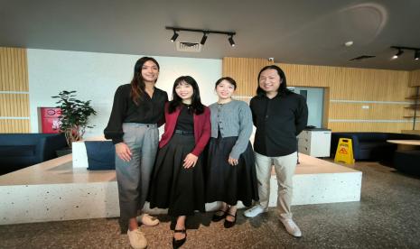 Dari kiri - kanan: Michelle Julianne Soeryajaya (William & Lily Foundation), Giovanna Thohir (Yayasan Mochamad Thohir), Gabriella Thohir (Yayasan Mochamad Thohir),  Roland Wiryawan (AUSCI), setelah berdiskusi dengan awak media terkait Program Beasiswa TAMBA & SAMBA, di Menara Karya, Jakarta Selatan, Rabu (25/9/2024). 