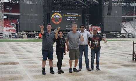 Dari Kiri-Kanan, Ron Chamberlain, GNR Tour Representative, Samantha Tzovolos, Promotor Third Eye Management, Dale Skjerseth, GNR Production Manager, Sudir  Syahl, CEO Bookmyshow, Adib Hidayat, Perwakilan Promotor.