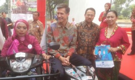 Dari kiri kanan: Sri Lestari, Dubes AS Robert Blake, Bupati Banjar Sultan H Khairul Saleh dan direktur UPC Indonesia Heny Prabaningrum.