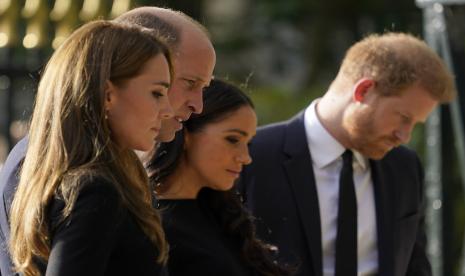 Dari kiri: Kate Middleton dan Pangeran William serta Meghan Markle dan Pangeran Harry melihat bunga kiriman pelayat untuk mendiang Ratu Elizabeth II di luar Kastil Windsor, di Windsor, Inggris, 10 September 2022.