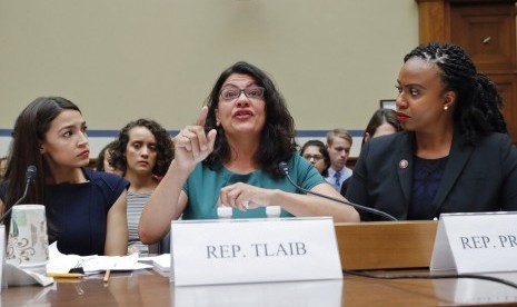 Dari kiri ke kanan, anggota Kongres AS yang dilecehkan Presiden AS Donald Trump, Alexandria Ocasio-Cortez dari New York, Rashida Tlaib dari Michigan, dan Ayanna Pressley dari Massachusetts, saat bersaksi mengenai pemisahan anak imigran, 12 Juli 2019.