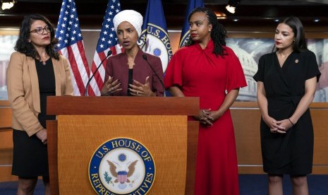 Dari kiri ke kanan, anggota Kongres perempuan AS yang merupakan warga keturunan Rashida Tlaib dari daerah pemilihan Michigan, Ilhan Omar dari Minnesota, Ayanna Pressley dari Massachusetts, dan Alexandria Ocasio-Cortez dari New York merespons pernyataan Presiden AS Donald Trump mengenai mereka dalam konferensi pers di Capitol, Washington, Senin (15/7).