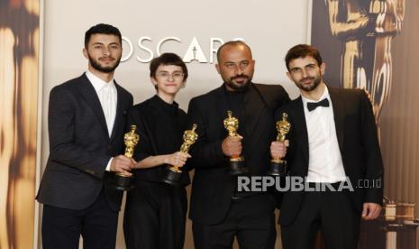 Dari kiri ke kanan: Basel Adra, Rachel Szor, Hamdan Ballal, dan Yuval Abraham, pemenang Film Dokumenter Terbaik untuk No Other Land, di Academy Awards, Ahad (2/3/2025).