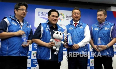 Dari kiri ke kanan: Deputi 2 Inasgoc, Francis Wanandi, Ketua Inasgoc, Erick Thohir, perwakilan Pocari Sweat, Yoshihiro  Banda, dan Wakil Direktur Revenue Inasgoc, Cahyadi Wanda.