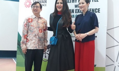 Dari kiri ke kanan: Director of Taiwan Trade Center Jakarta, Mr. Danny Liao; Zumba Official Brand Ambassador, Liza Natalia; Moderator, Maggie Calista.