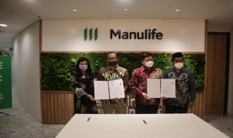 (dari kiri ke kanan) Direktur Kepatuhan (compliance director) manulife Indonesia, Apriliani Siregar, Direktur  dan Chief EB & Syariah Distribution Manulife Indonesia, Karjadi Pranoto, Wakil Rektor Bidang Internasionalisasi, Kerjasama dan Hubungan Alumni,Prof Dr Ir, Dodik Ridho Nurrochmat M.Sc.F Trop),  Kepala BPIDS IPB, Dr Jaenal Effendi.