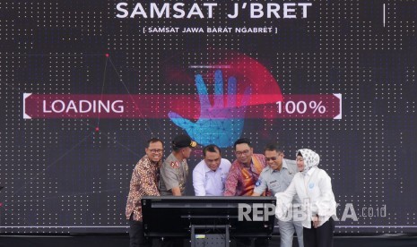 Dari kiri ke kanan, Direktur Kepatuhan dan Manajemen Risiko sekaligus pelaksana tugas Direktur Utama Bank BJB Agus Mulyana, Kapolda Jawa Barat Irjen Pol Agung Budi Maryoto, Menteri Pendayagunaan Aparatur Negara dan Reformasi Birokrasi (PANRB) Syafruddin dan Gubernur Jawa Barat Ridwan Kamil menempelkan telapak tangan saat peluncuran pelayanan Samsat Jawa Barat Ngabret (J'bret) di halaman Gedung Sate, Kota Bandung, Senin (28/1). 