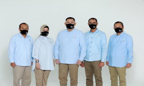 (Dari kiri ke kanan) Direktur Keuangan dan Operasional BNI Syariah, Wahyu Avianto; Direktur Kepatuhan dan Risiko BNI Syariah, Tribuana Tunggadewi; Direktur Utama BNI Syariah, Abdullah Firman Wibowo; Direktur Bisnis Ritel & Jaringan BNI Syariah, Iwan Abdi; SEVP Bisnis SME dan Komersial BNI Syariah, Babas Bastaman. BNI Syariah mencatatkan total aset Rp 50,76 triliun sampai triwulan II tahun 2020 atau naik sebesar 19,46 persen secara tahunan atau year on year (yoy) dibandingkan periode sama tahun 2019.