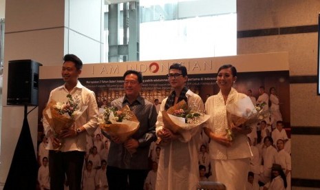 Dari kiri ke kanan, Glenn Prasetyo (fotografer), Victor Rachmat Hartono (Presdir Djarum Foundation), Oscar Lawalata (Desainer), Renitasari Adrian (Program Director Bakti Budaya Djarum Foundation) saat pembukaan pameran HUT ketiga GIK 