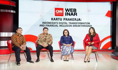 Dari kiri ke kanan: I Gede Putra Arsana (Senior Financial Sector Specialist Bank Dunia), Raden Muhamad Purnagunawan (Kepala Tim Kebijakan Ekonomi Tim Percepatan Penanggulangan Kemiskinan (TNP2K), Denni Puspa Purbasari (Executive Director, PMO of Kartu Prakerja Program);, dan Host Frida Lidwina.