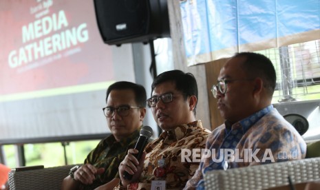 Dari kiri ke kanan, jajaran Direksi Bank BJB Syariah Toto Susanto, Indra Falatehan dan Didit Supriyadi saat konferensi pers di Dusun Bambu, Cisarua, Kabupaten Bandung Barat, Kamis (26/4). 