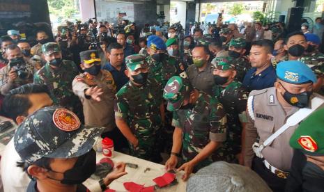 Dari kiri ke kanan, Kapolrestabes Semarang, Kombes Pol Irwan Anwar; Kapolda Jawa Tengah, Irjen Pol Ahmad Luthfi; Kepala Staf Angkatan Darat(KSAD), Jenderal TNI Dudung Abdurrachman; Pandam IV/Diponegoro, Mayjen TNI Widi Prasetijono dan Danpuspomad, Letjen TNI Chandra W Sukotjo alam konferensi pers ungkap kasus penembakan istri anggota TNI, yang dilaksanakan di lobi mapolda Jawa Tengah, di Semarang, Senin (25/7).