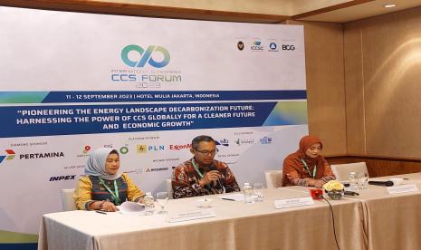 Dari kiri ke kanan: Ketua Ketua Panitia Pelaksana IICCS Forum 2023 Merry Marteighianti, Deputi Koordinasi Kedaulatan Maritim dan Energi Kemenko Marves Jodi Mahardi, dan Eksekutif Direktur ICCSC, Belladonna Troxylon Maulianda, dalam konferensi pers International & Indonesia CCS Forum di Hotel Mulia Senayan, Jakarta, Senin (11/9/2023).