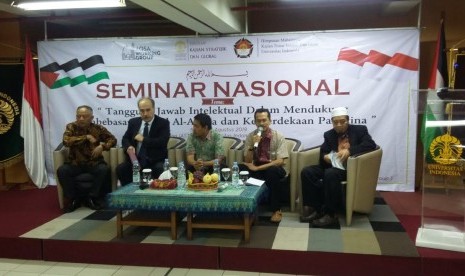 Dari kiri ke kanan; Ketua Sekolah Kajian Stratejik dan Global Universitas Indonesia Muhammad Luthfi Zuhdi, Deputy Head of Mission Kedubes Palestina Taher Ibrahim Hamad, Moderator Yon Mahmudi, Ketua Hubungan Luar Negeri ICMI Muhammad Najib, dan Amir Majlis Dakwah Jama'ah Muslimin Aryo Priyono dalam Seminar Nasional Peran dan Tanggung Jawab Intelektual dalam Mendukung Pembebasan Masjid Al Aqsa dan Kemerdekaan Palestina di Universitas Indonesia, Salemba, Jakarta, Sabtu (24/8).