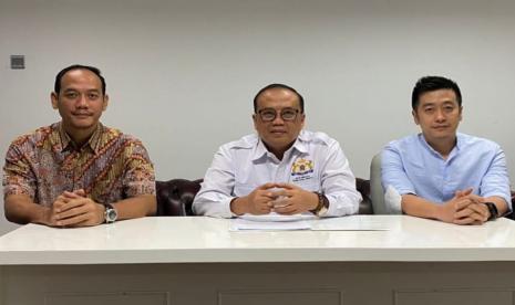 Dari kiri ke Kanan, Ketua Umum Kadin Jawa Tengah,  Harry Nuryanto Soediro; Wakil Ketua Umum Bidang  Koordinator Bidang Organisasi, Kualitas SDM, Hukum dan Komunikasi Kadin Jawa Tengah, Hasan Abdul Rozak dan Wakil Ketua Umum Koordinator Bidang Perekonomian Kadin Jawa Tengah,  Stefanus Suryaatmadja saat memberikan keterangan pers di Semarang, Kamis (23/11).